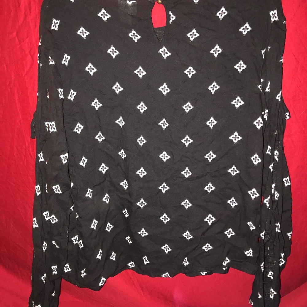 Long sleeve shirt, open sleeves